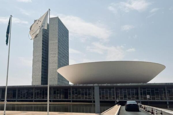Crise de Representatividade no Brasil: 400 Mil Habitantes, 1 Deputado? Soluções!